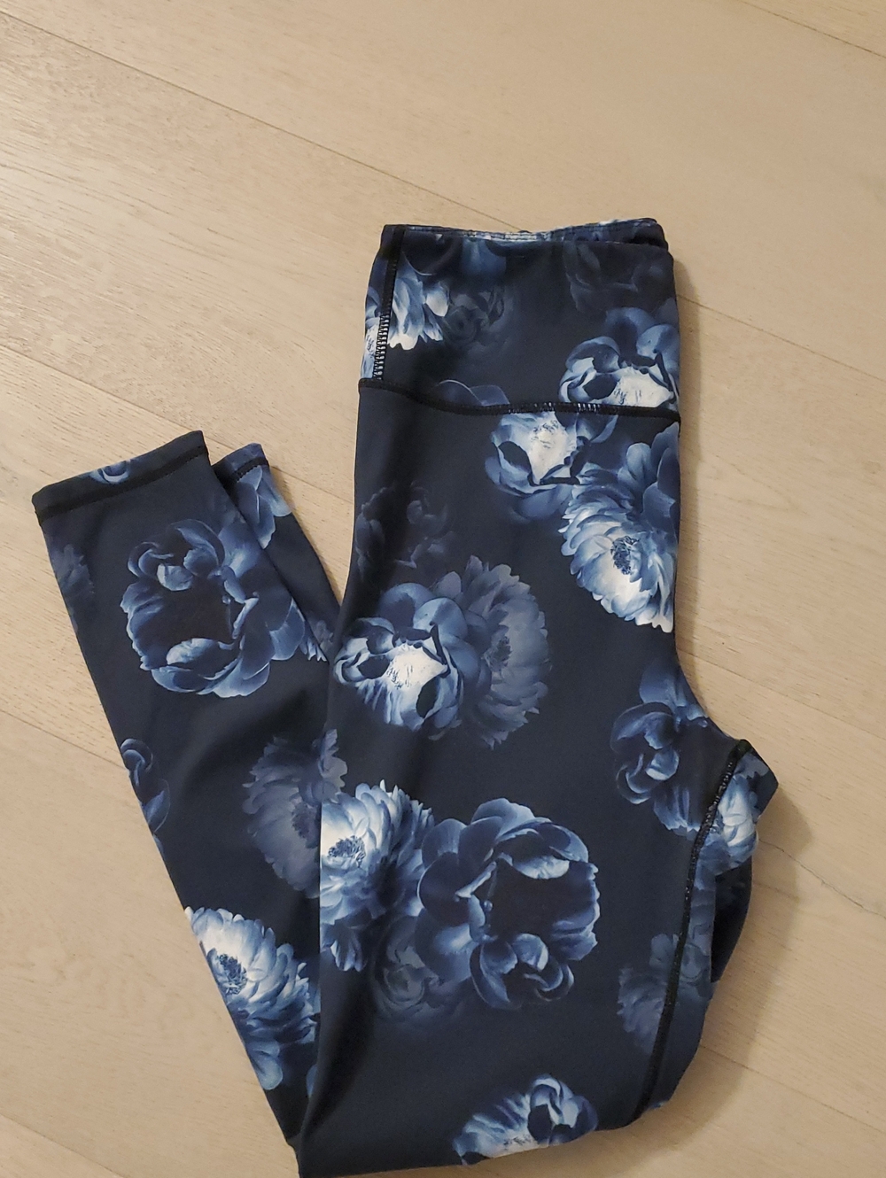 Suzy Shier- Large velvety Soft leggings Blue and Black floral